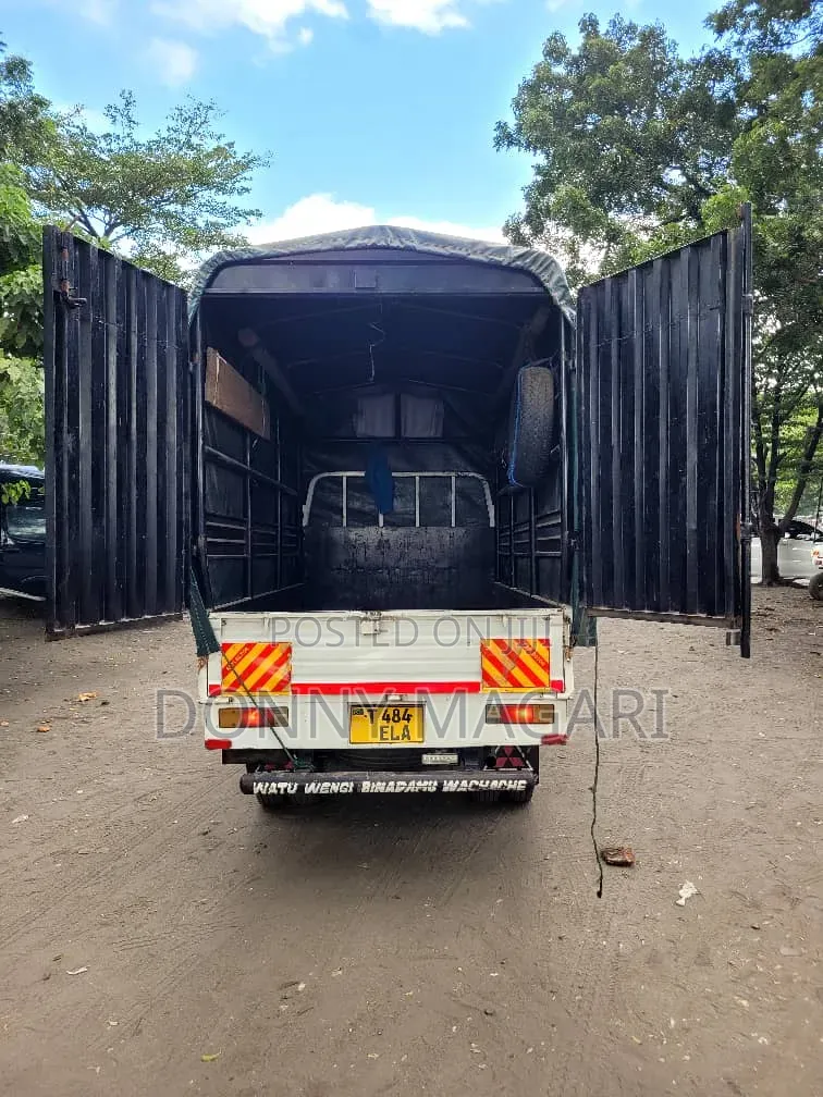 Mitsubishi Canter 2004 White