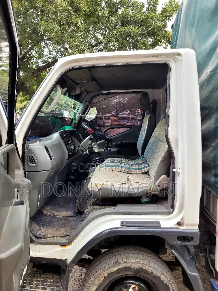 Mitsubishi Canter 2004 White