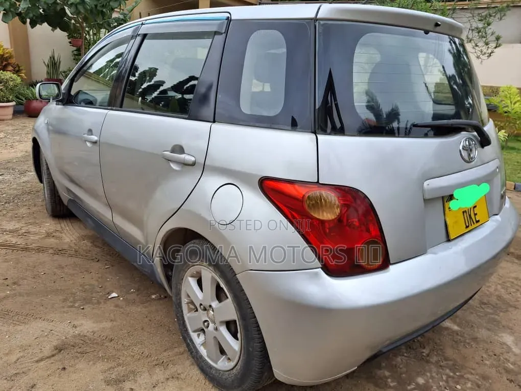 Toyota IST 2004 Silver