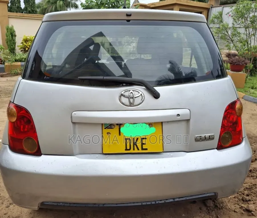 Toyota IST 2004 Silver