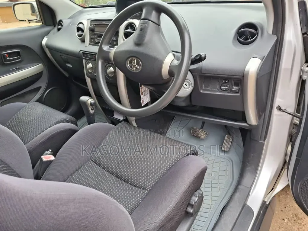 Toyota IST 2004 Silver