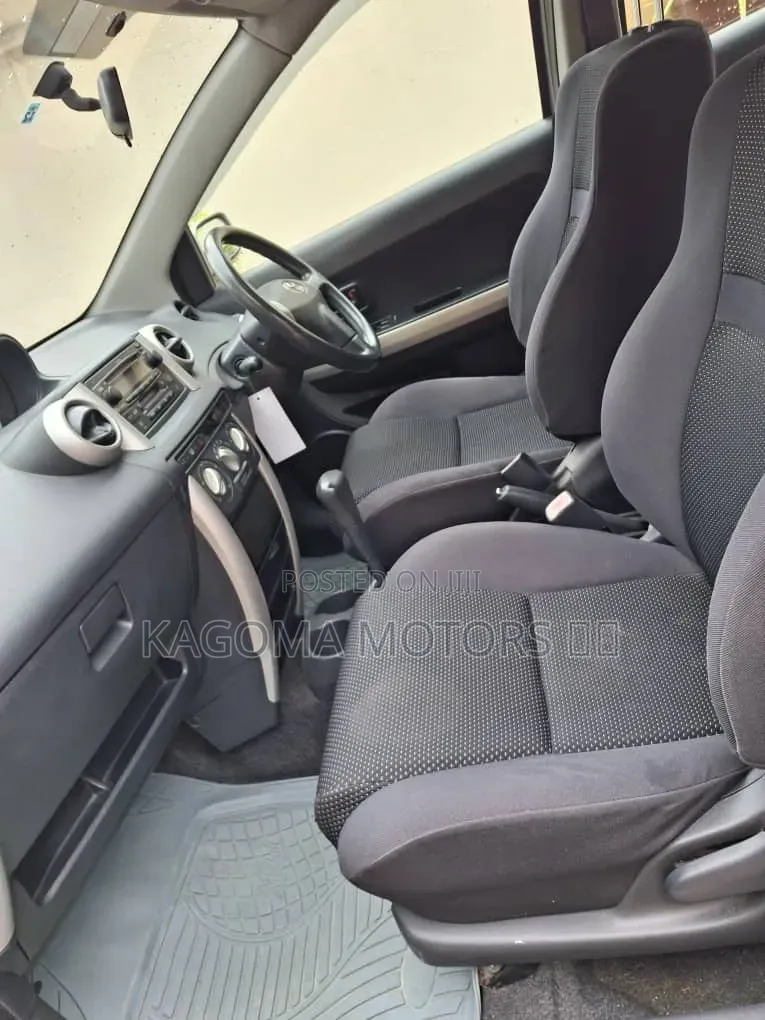 Toyota IST 2004 Silver