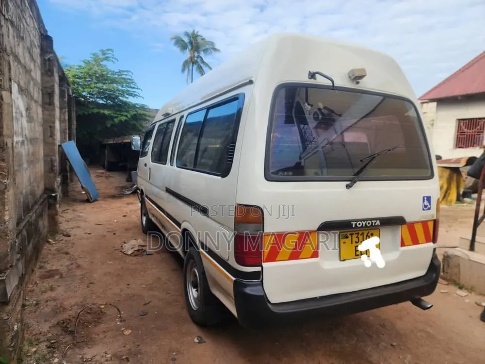 Toyota HiAce 2005 White