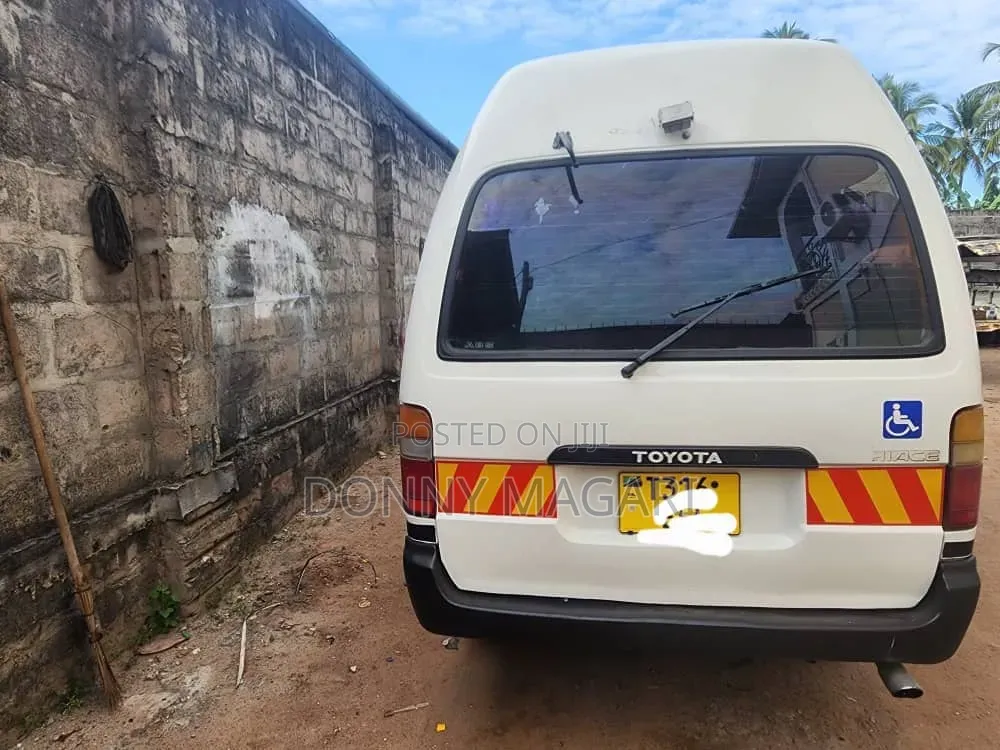Toyota HiAce 2005 White