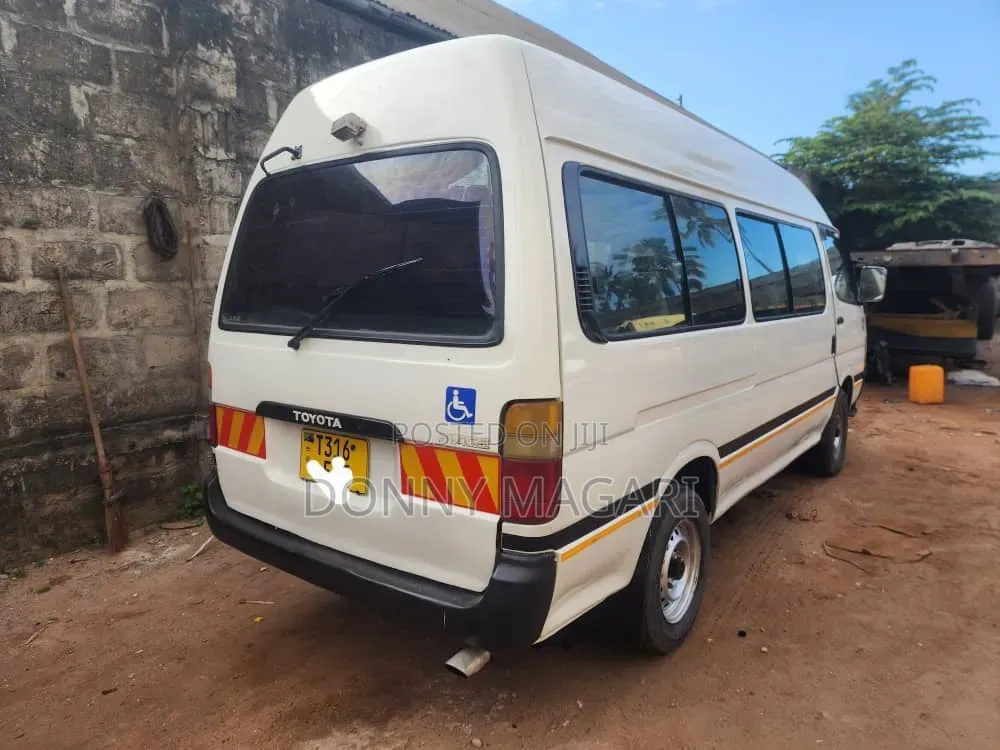Toyota HiAce 2005 White