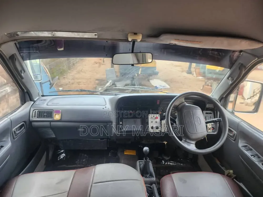 Toyota HiAce 2005 White