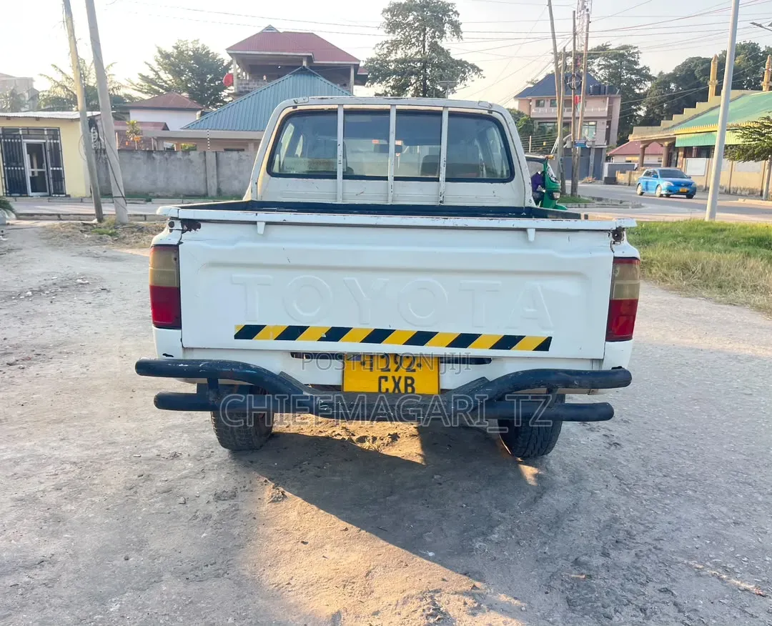Toyota Hilux 2003 White