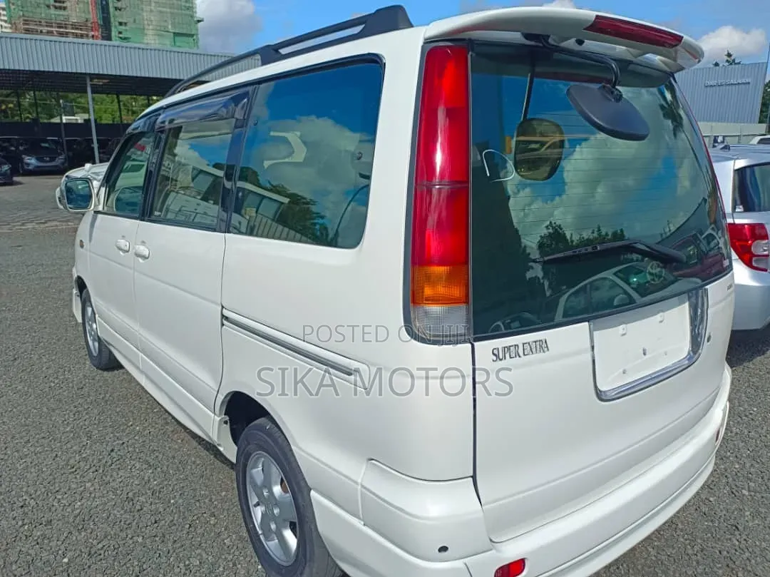Toyota Noah 2005 White