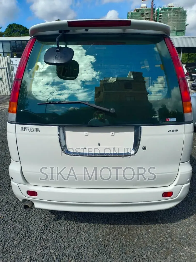 Toyota Noah 2005 White