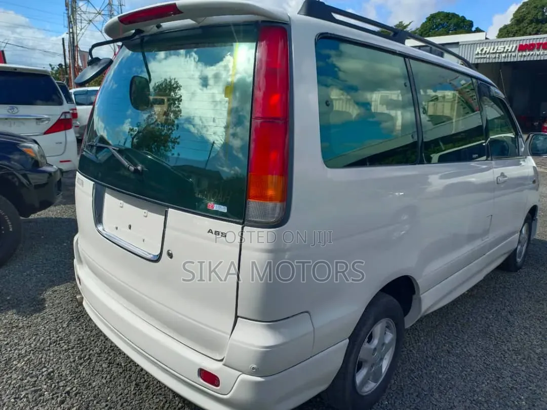 Toyota Noah 2005 White