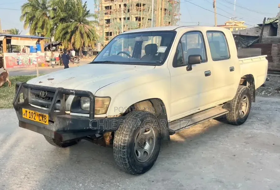 Toyota Hilux 2003 White