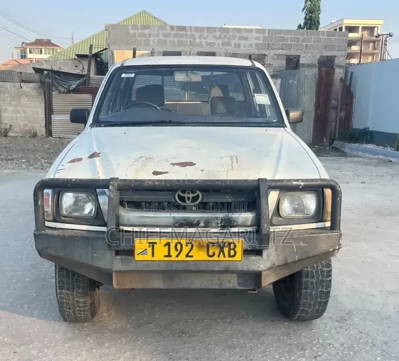Toyota Hilux 2003 White