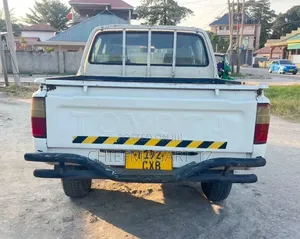 Toyota Hilux 2003 White