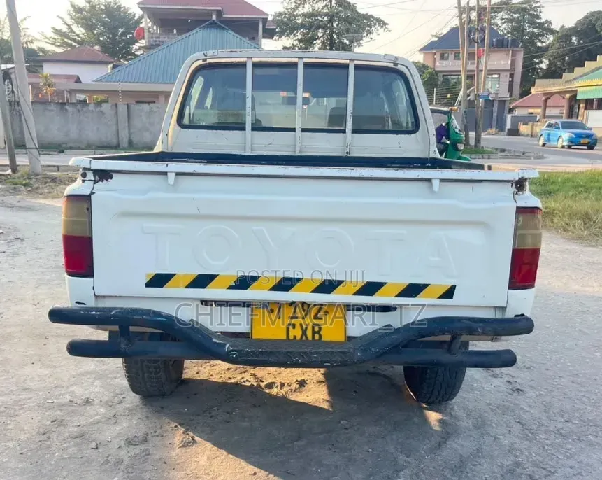 Toyota Hilux 2003 White