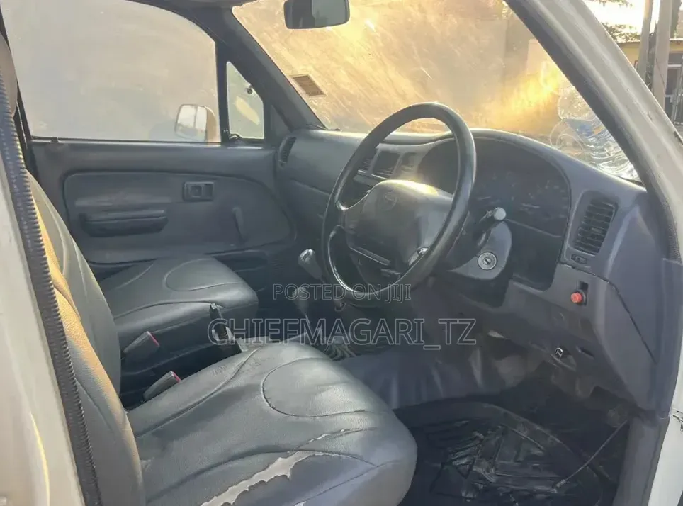 Toyota Hilux 2003 White