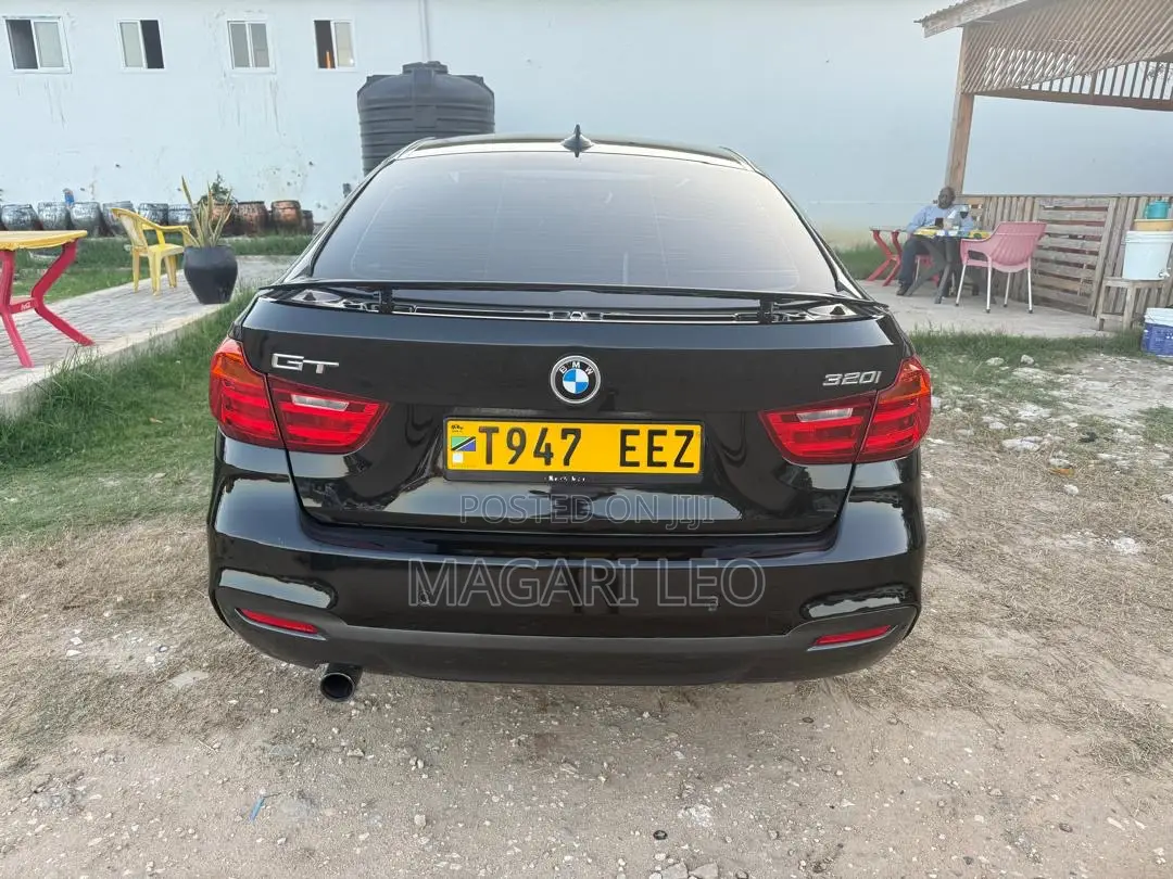BMW 320i Sedan RWD 2015 Black