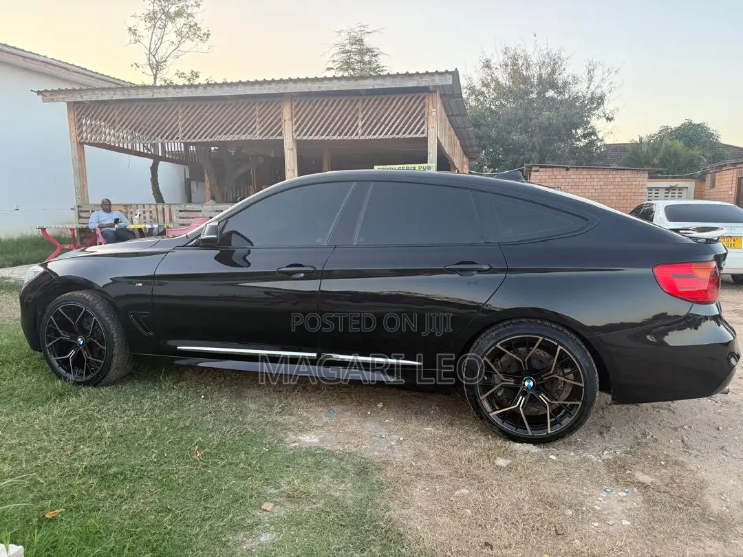 BMW 320i Sedan RWD 2015 Black
