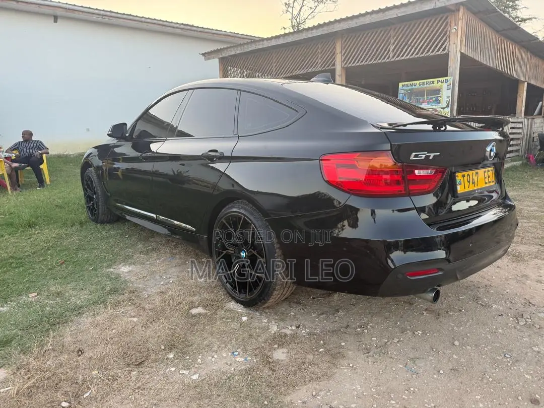 BMW 320i Sedan RWD 2015 Black