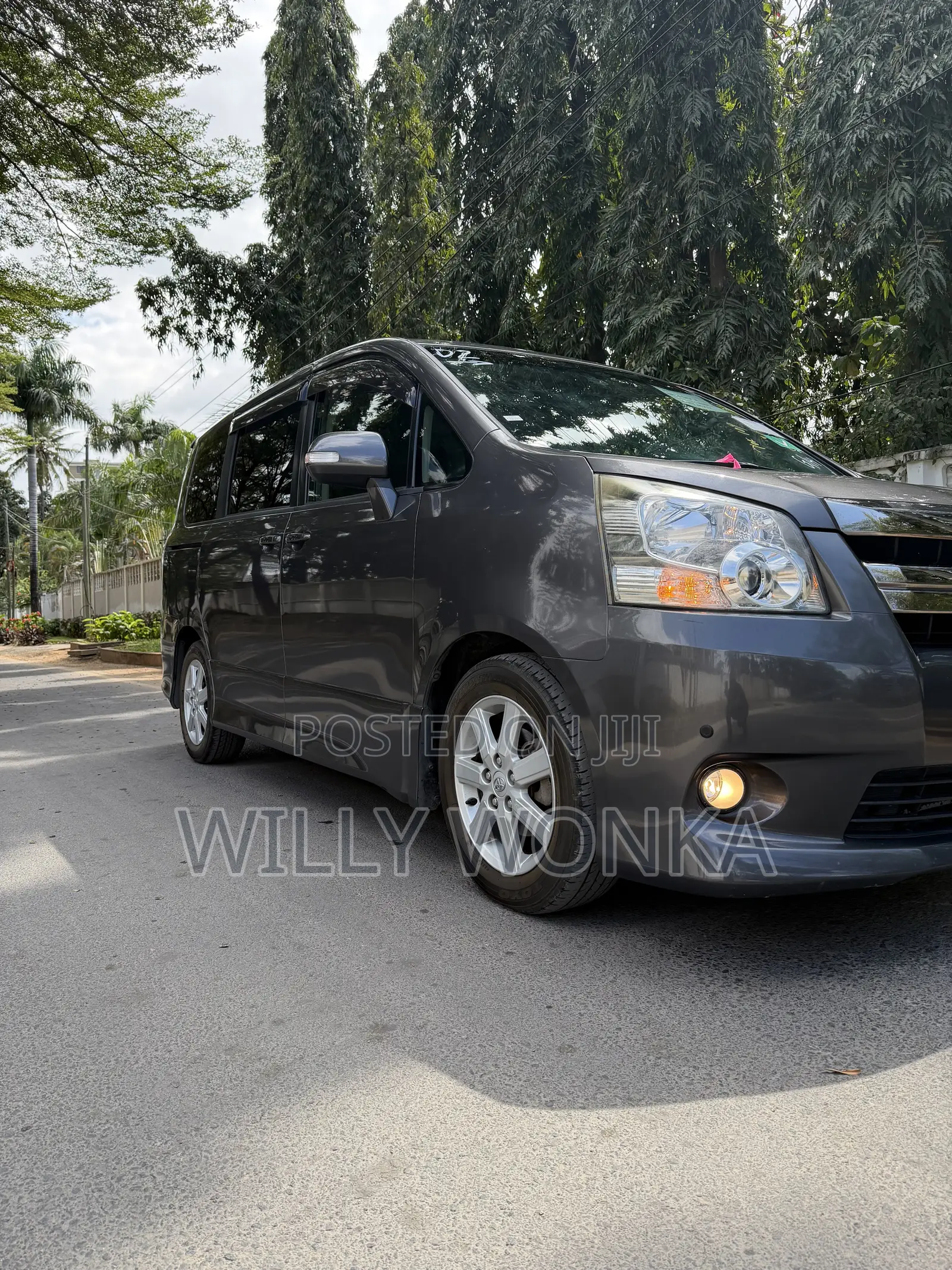 Toyota Noah 2.0 143hp AWD (7 Seater) 2008 Gray
