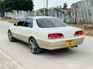 Toyota Cresta 2000 White