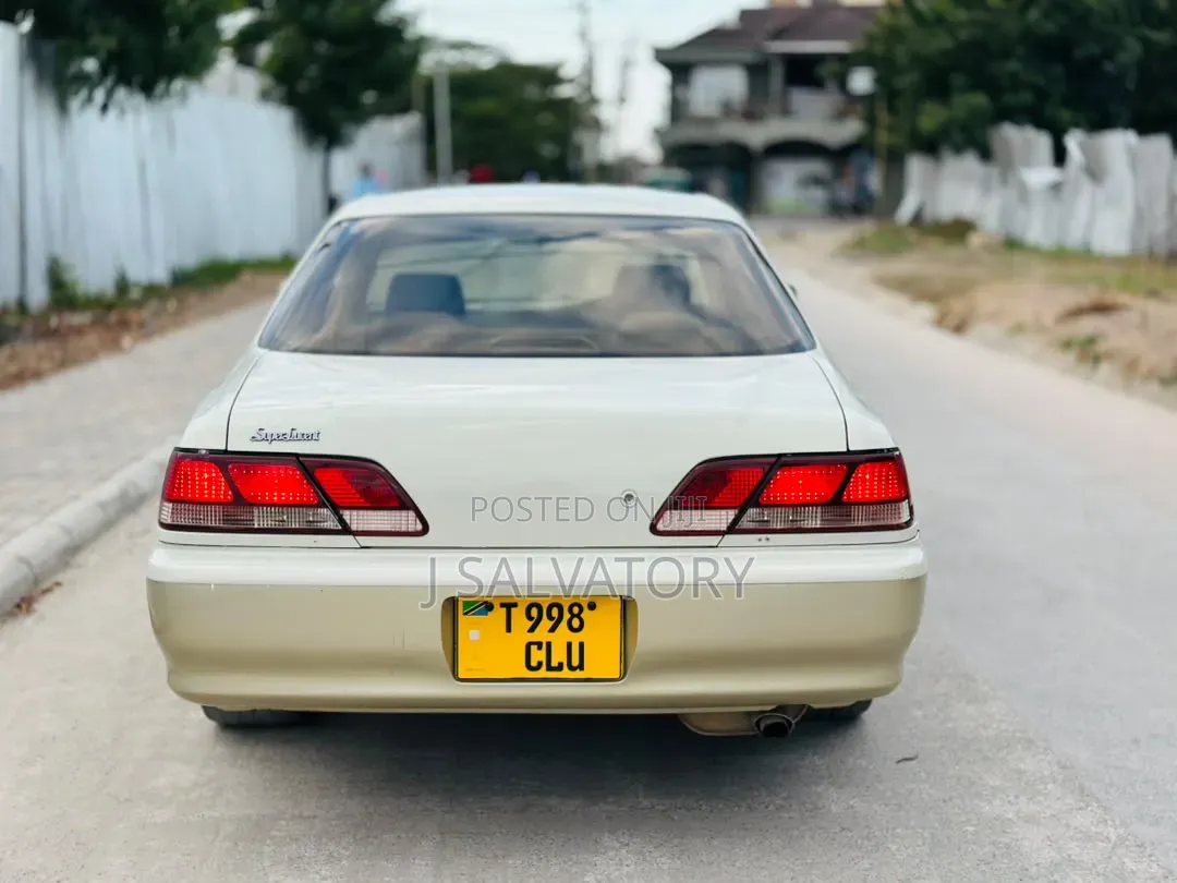 Toyota Cresta 2000 White