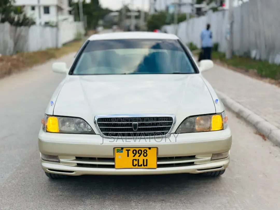 Toyota Cresta 2000 White