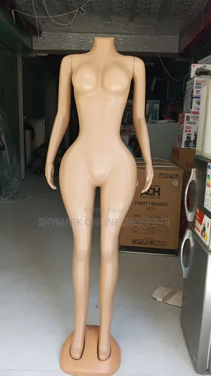 Mdoli Wa Kike Shingo Ndefu Mwenye Mikono