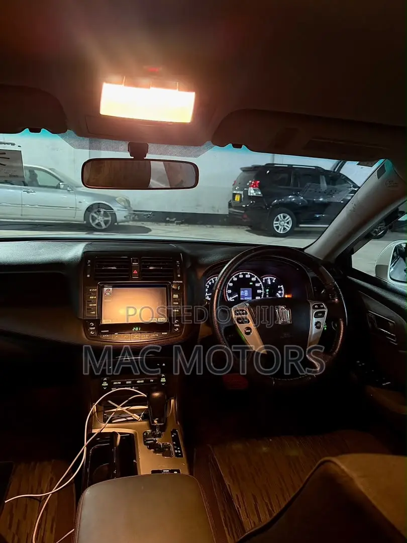 Toyota Crown 2010 White