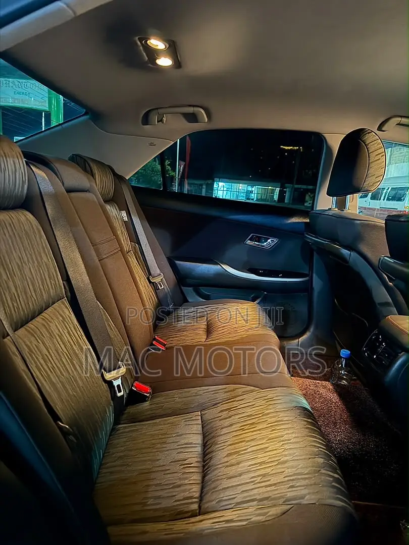 Toyota Crown 2010 White