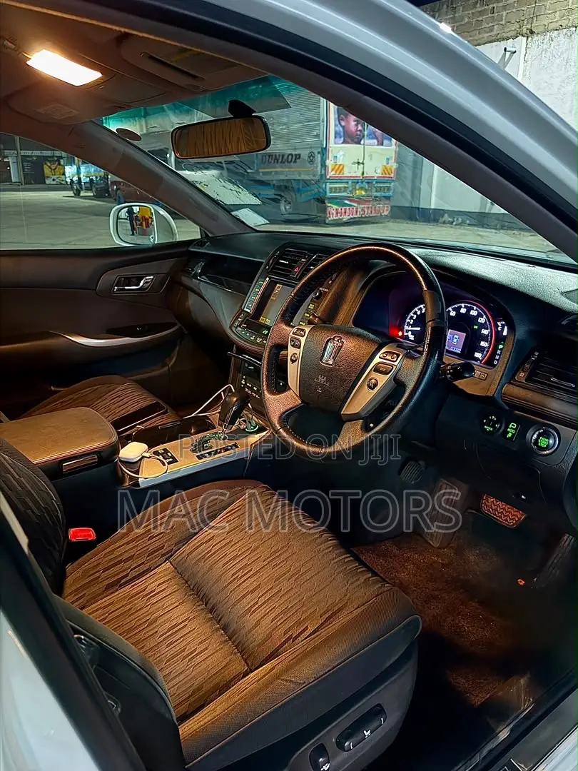Toyota Crown 2010 White