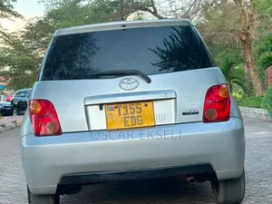 Toyota IST 2004 Silver