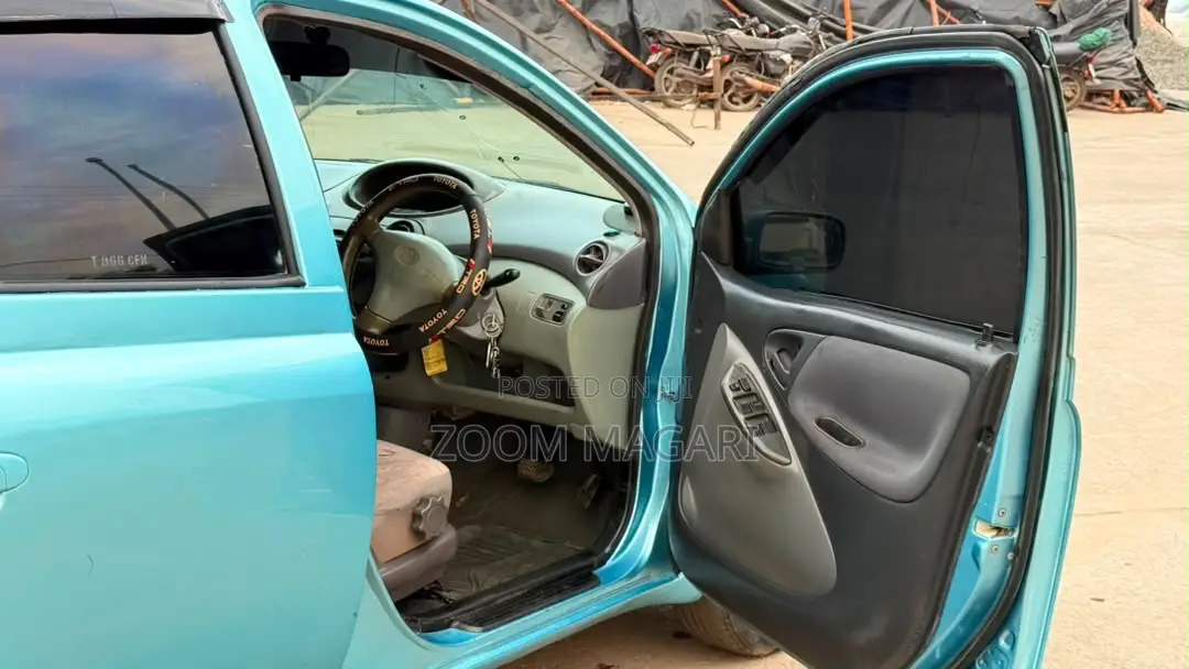 Toyota Vitz 2002 Blue