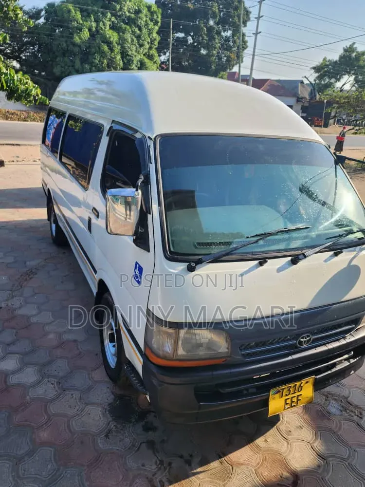 Toyota HiAce 2005 White