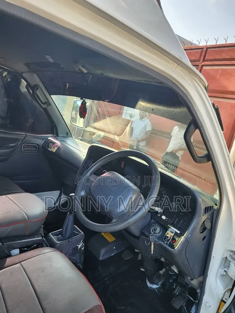 Toyota HiAce 2005 White