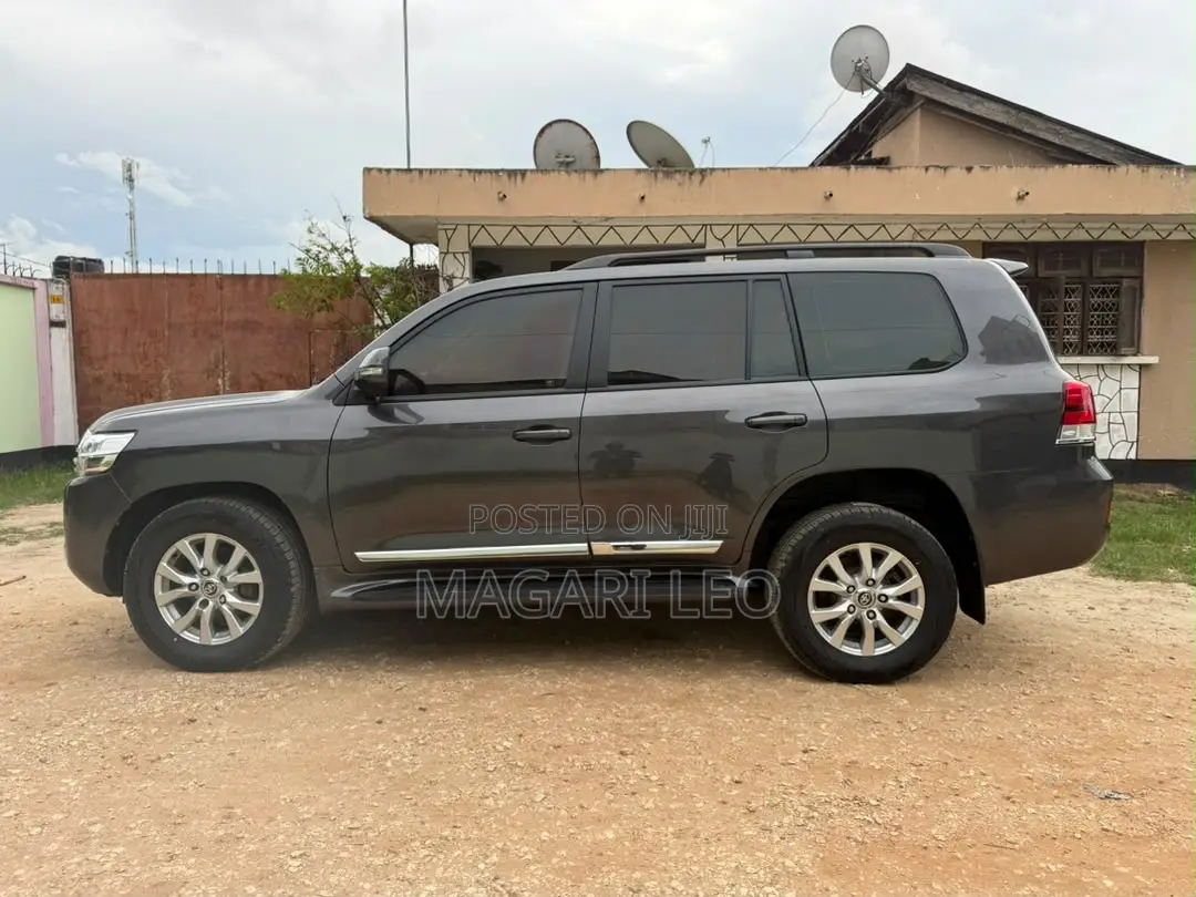 Toyota Land Cruiser 4.6 V8 GXR 2019 Gray
