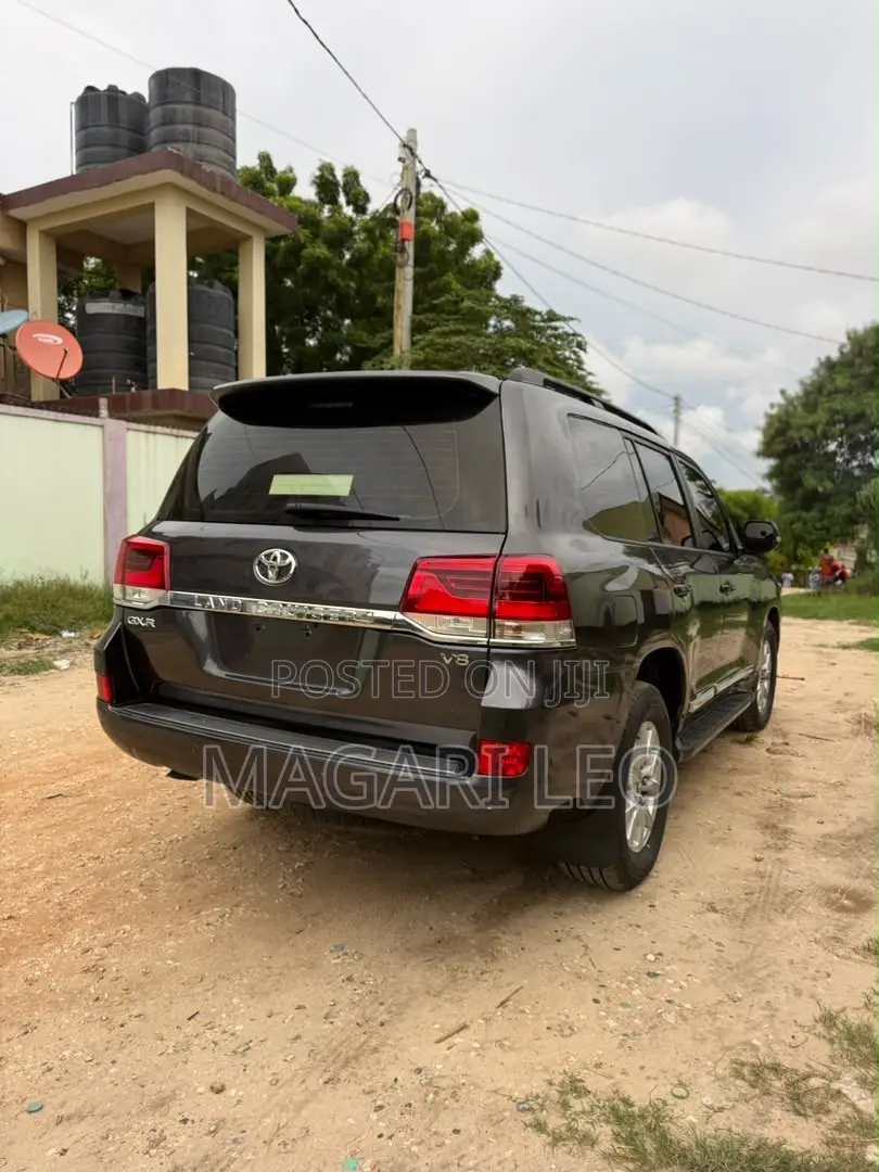 Toyota Land Cruiser 4.6 V8 GXR 2019 Gray