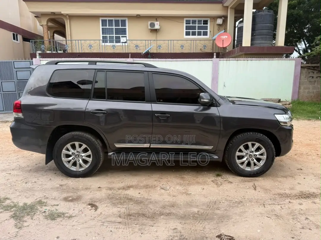 Toyota Land Cruiser 4.6 V8 GXR 2019 Gray