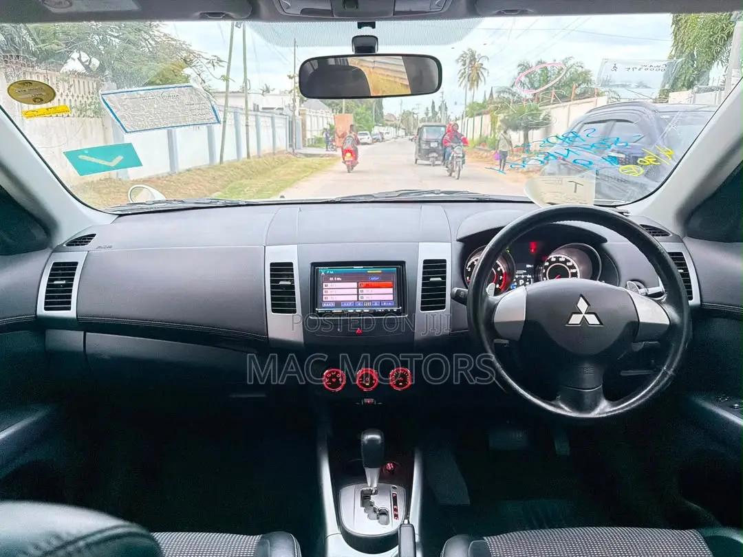 Mitsubishi Outlander 2010 White