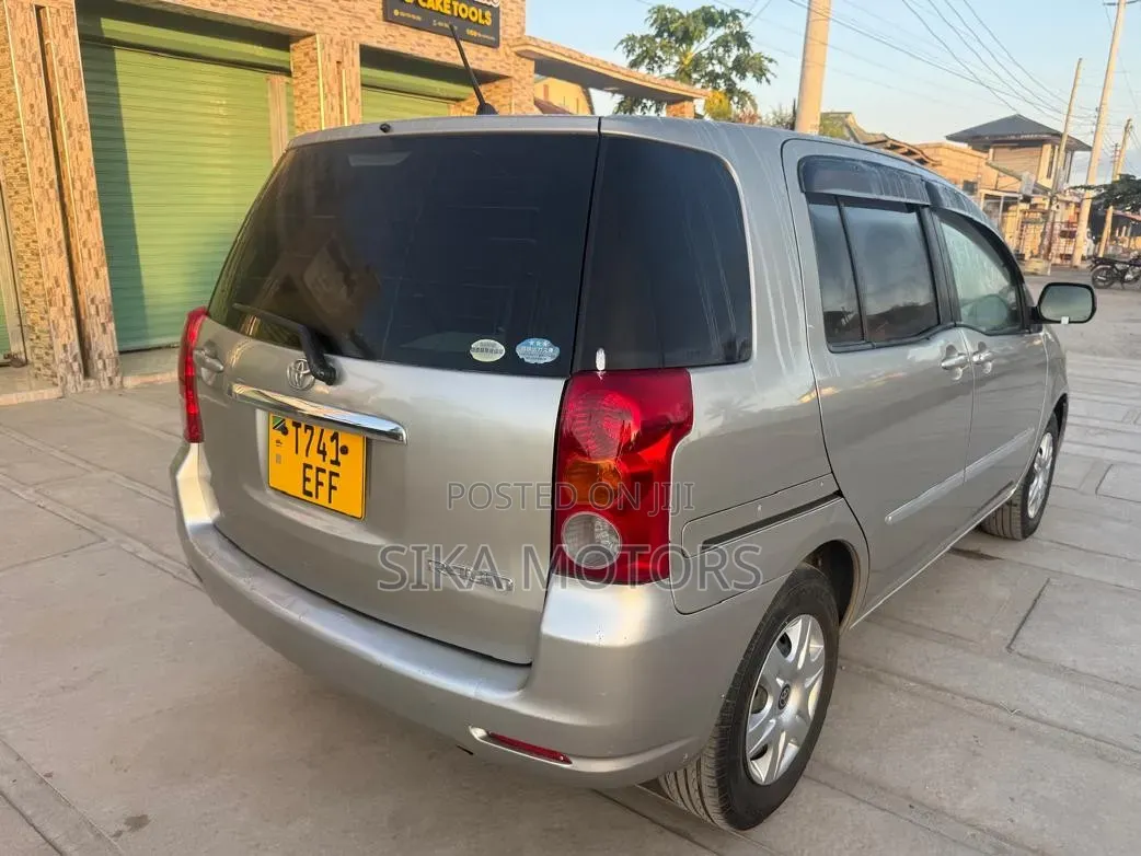 Toyota Raum 2004 Silver