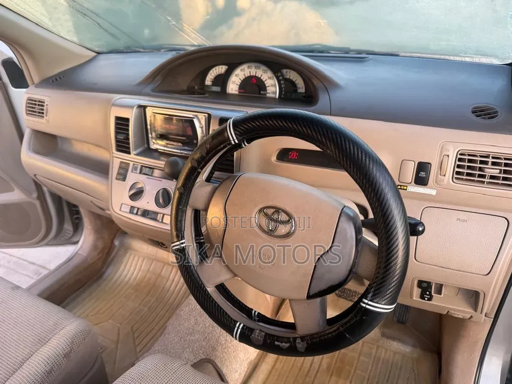 Toyota Raum 2004 Silver
