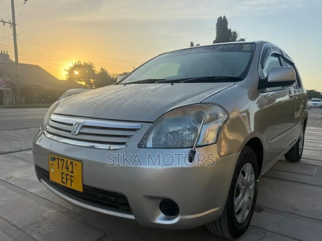 Toyota Raum 2004 Silver