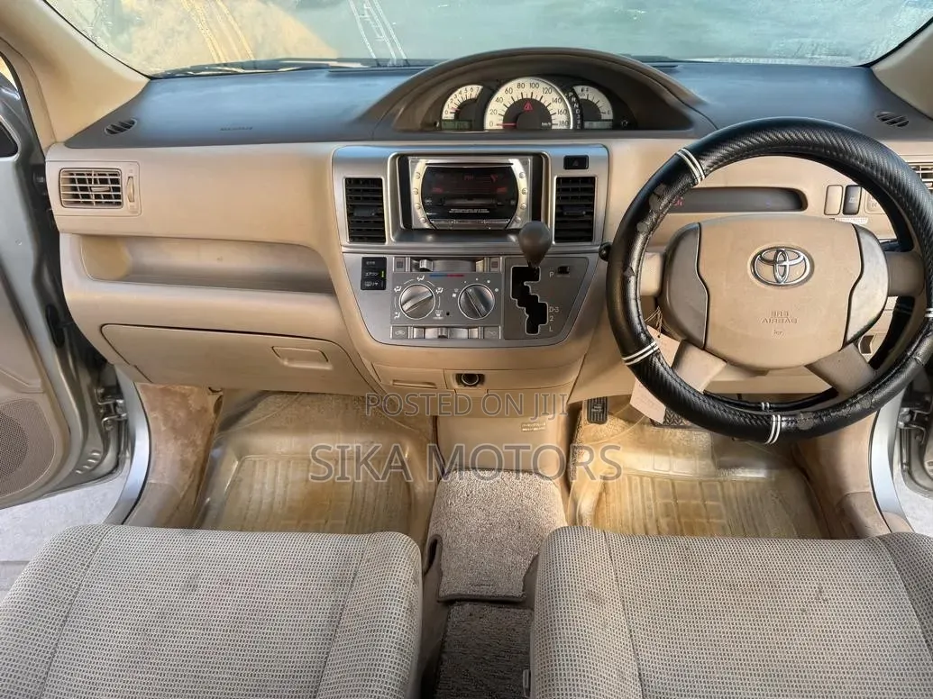 Toyota Raum 2004 Silver