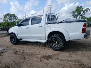 Toyota Hilux 2011 White