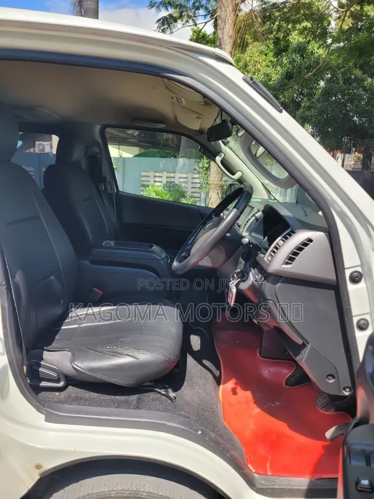 Toyota Quantum 2010 White