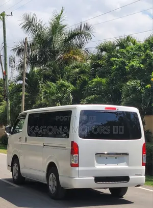 Toyota Quantum 2010 White