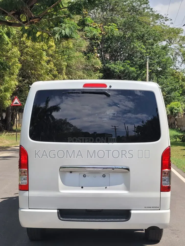 Toyota Quantum 2010 White