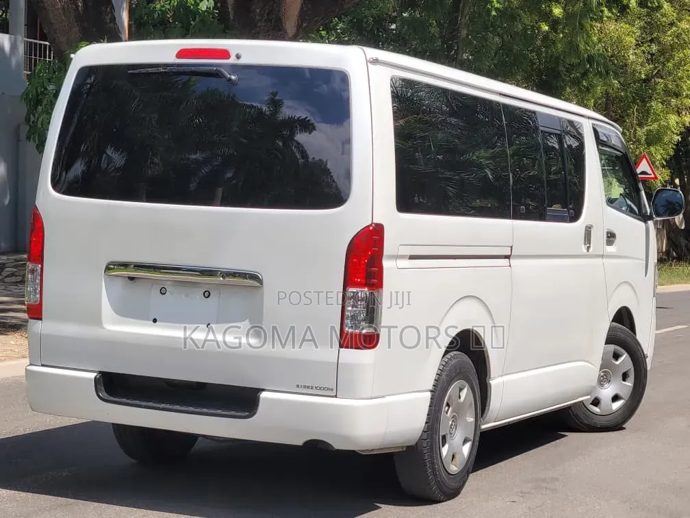 Toyota Quantum 2010 White