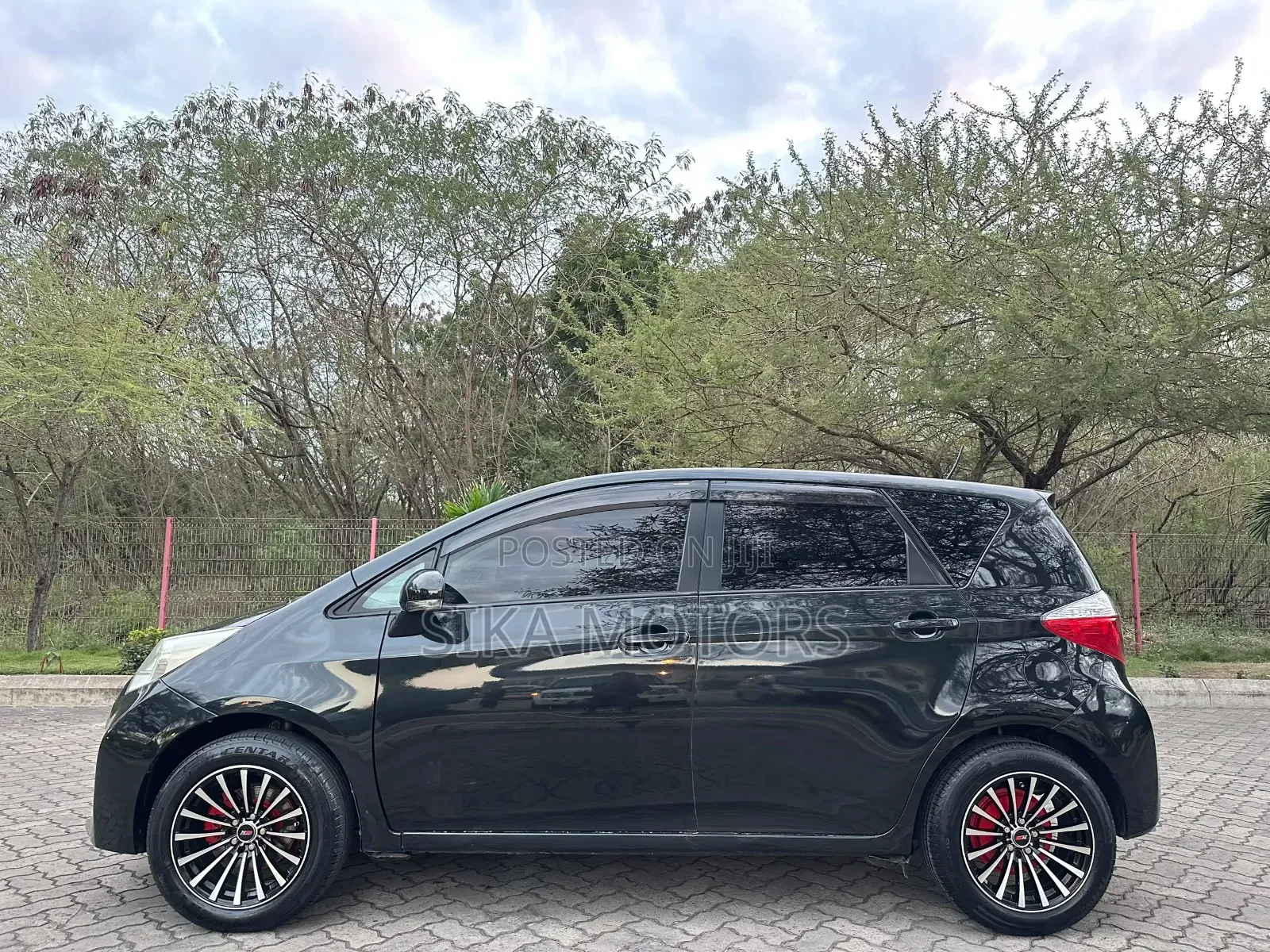 Toyota Ractis 2011 Black