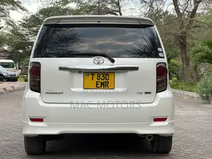 Toyota Corolla Rumion Hatchback 1.8 FWD 2012 White