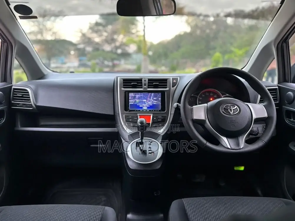 Toyota Ractis 1.5 FWD 2011 Black